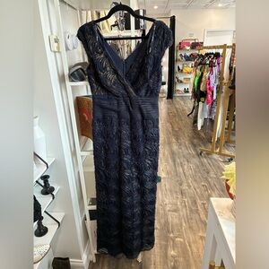 Tadashi Shoji navy and golf mesh floor length gown size 6